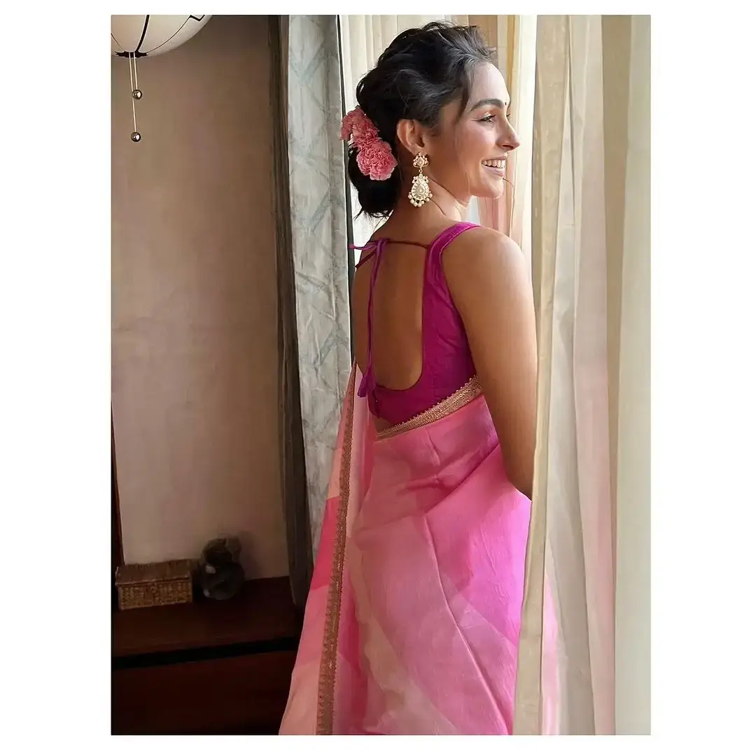 Actress Andrea Jeremiah in Sleeveless Pink Saree